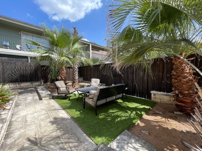 Building Photo - 305 W 38th St