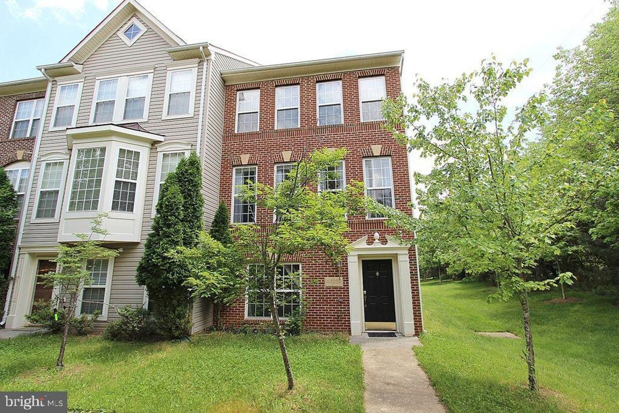 Beautiful 3-Bedroom, 2.5-Bath End-Unit Gar... - Beautiful 3-Bedroom, 2.5-Bath End-Unit Gar...