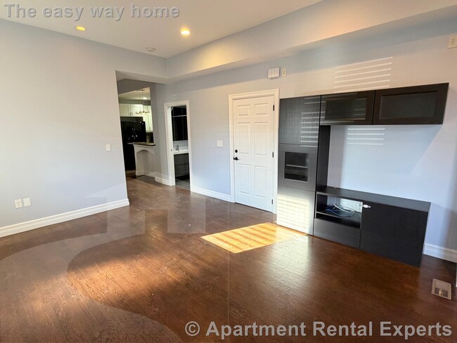 Photo - 8 Cross St E Unit #1