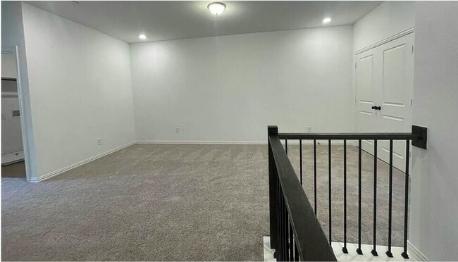 Zona de aterrizaje/área de juego/espacio abierto - 1265 Doris May Dr