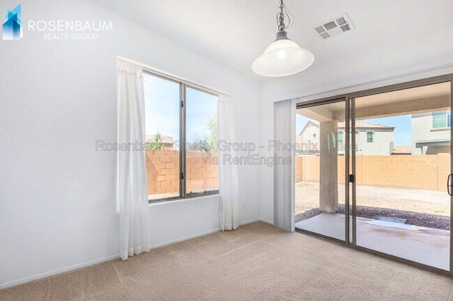 802 W Fairlane Ct