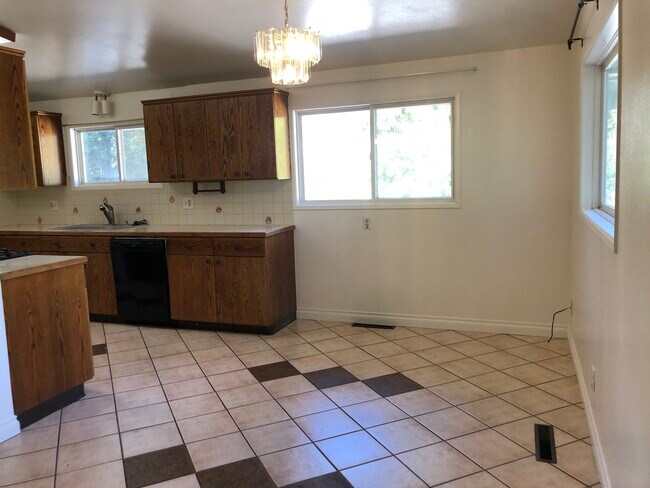 Photo - 215 NW Webb St Unit Upper