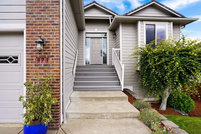 Photo - Spacious 4 bed, 3 bath home with sprawling...