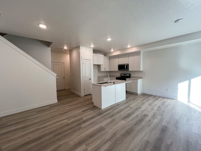 Photo - 904 N 1100 E