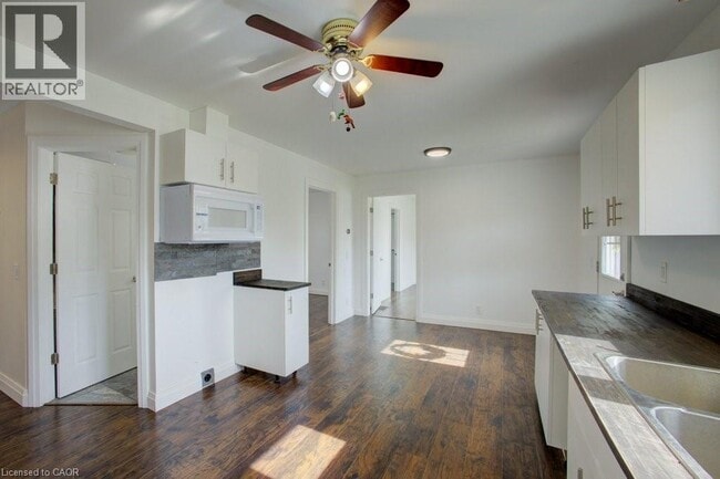 Photo - 387 Countess St S