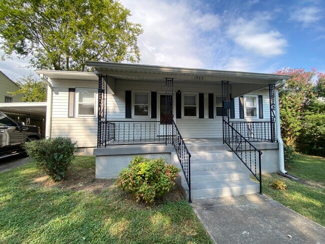 Photo - 1502 Debow St