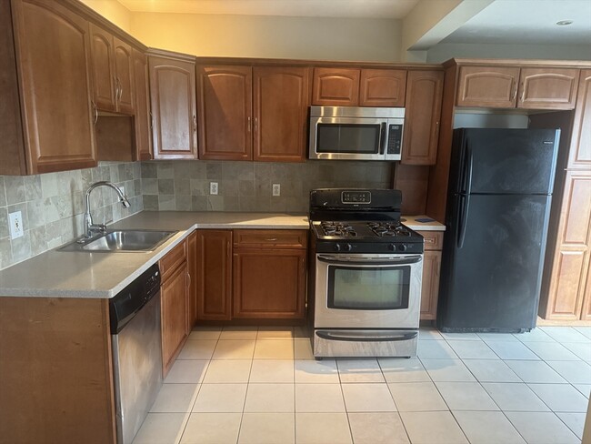 Building Photo - 26 Brookview St Rental