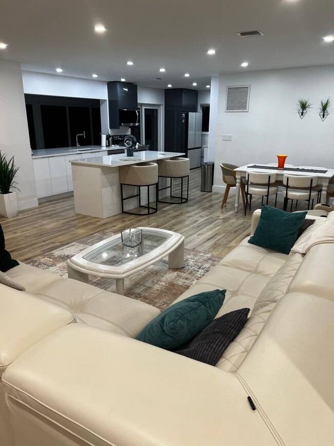 Building Photo - 739 SE 12th Ave