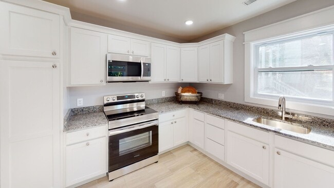 Building Photo - $1499 per Bedroom | 6BR in Fort Sanders | ... Rental