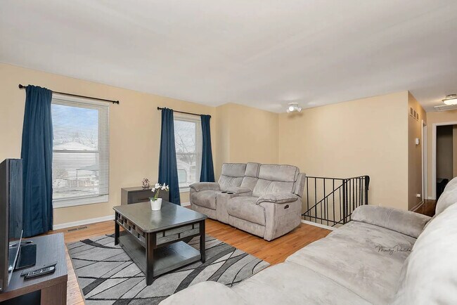 Photo - 572 Oswego Dr