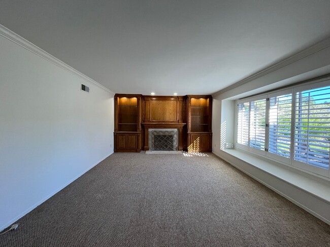 Photo - MOUNTAIN VIEWS!! Newbury Park 4+2.5 w/family rm, 2 fireplaces, cul-de-sac!