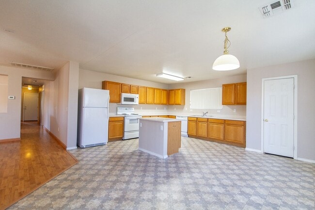 Building Photo - Wonderful property on corner lot!!