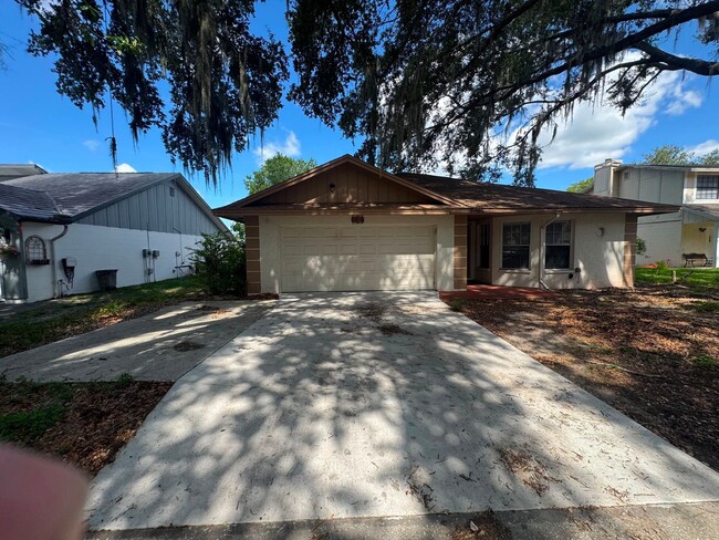 Building Photo - Spacious Lakeland 3-Bedroom Home with 2-Car Garage & Large Driveway