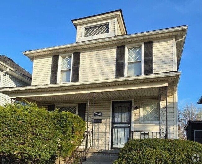 Building Photo - Renovated 3-Bedroom Home – We Welcome Sect...