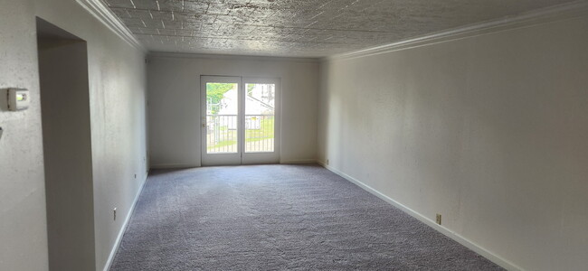 Living room - 1409 Summit St Unit #202