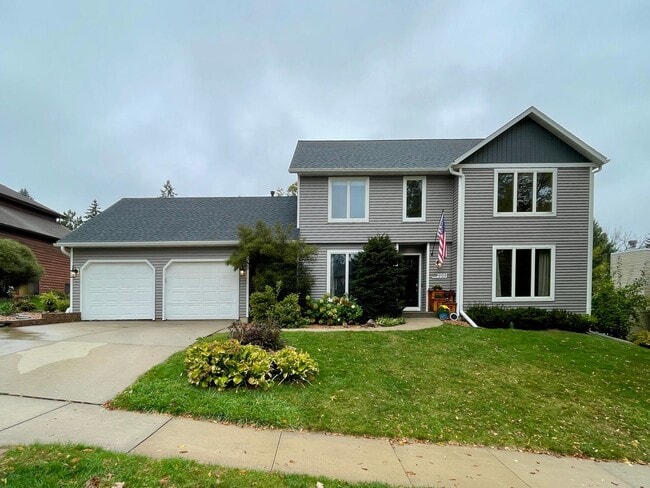 Building Photo - Beautiful single family home!