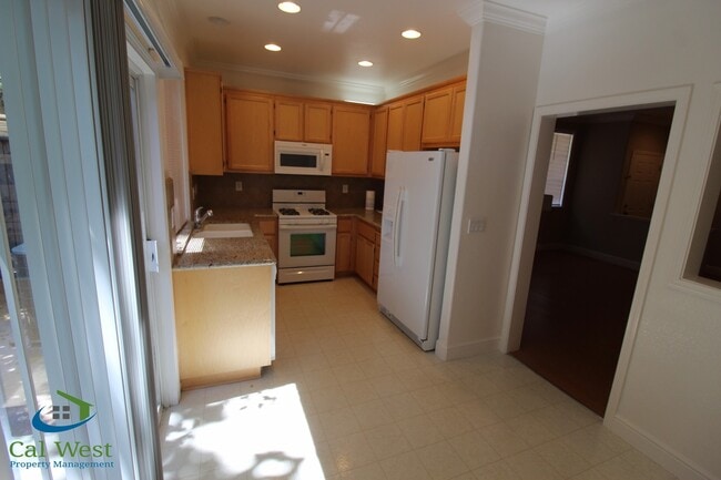 Photo - $4,095 - Beautiful 3bd/2.5ba Townhouse in the Palmia Community near Hwy 85 and Cottle!