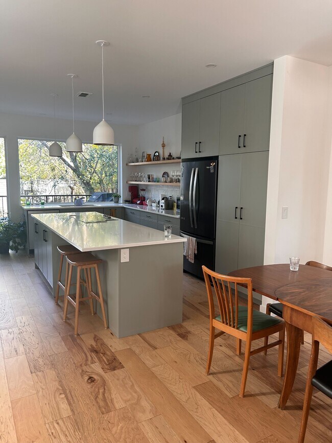 Photo - 1303-1315 15 St E