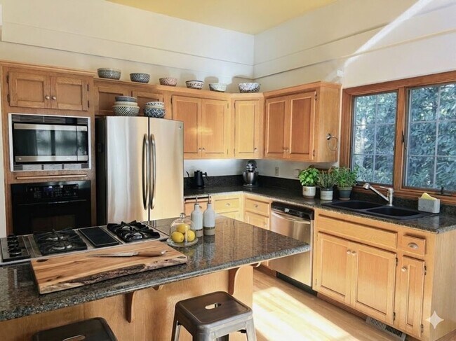 Photo - Amazing Attached Home in Lake Oswego is a Must See!