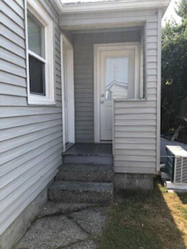 Charming 1 Bedroom Cottage in Quiet Neighb... House House Rental in