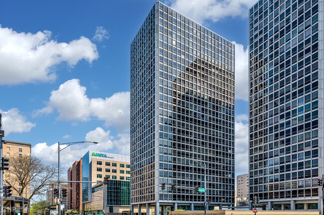 Building Photo - 340 W Diversey Pkwy Unit 520 Rental