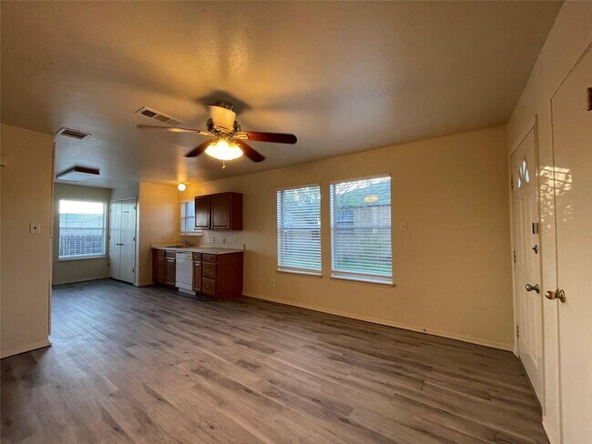 Photo - Cozy 2 Bedroom and 2 bathroom duplex for rent in Saginaw! Unit 3