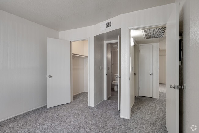 2BR, 1BA - 900SF