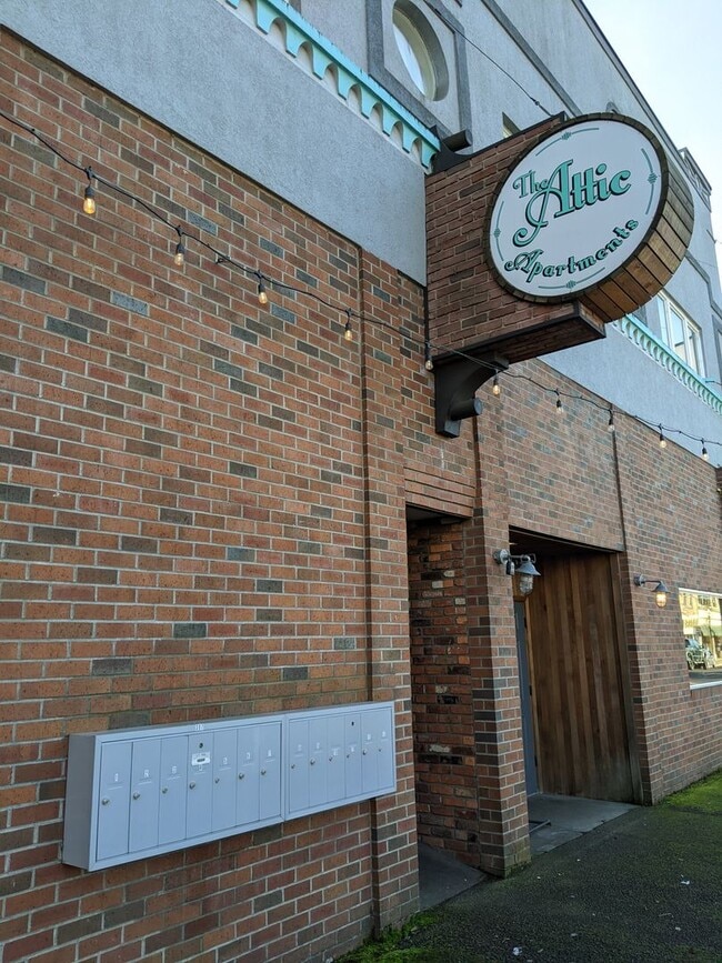 Building Photo - 1-Bedroom, 1-Bath Upstairs Apartment In Do...