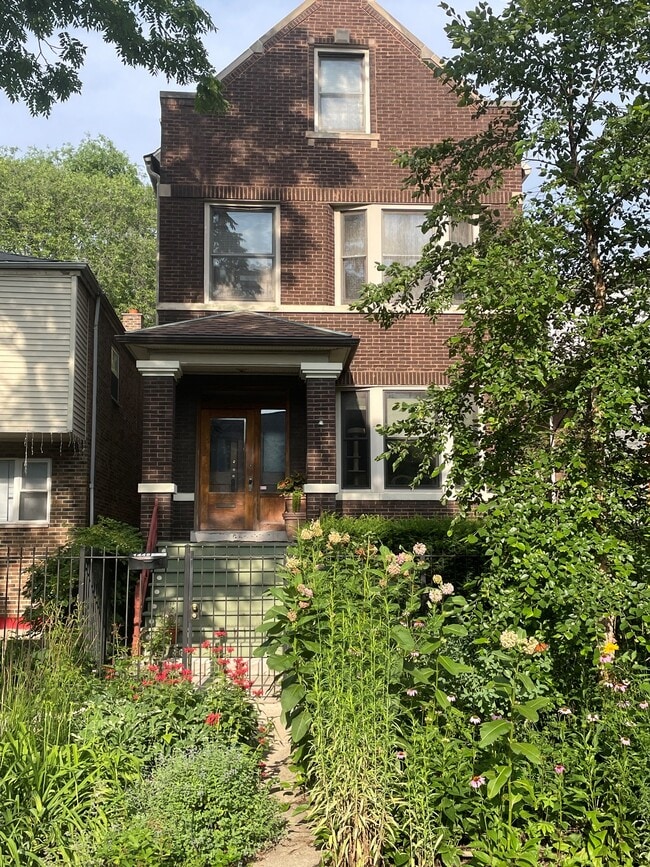 Facade - 1449 N Bell Ave Unit Garden