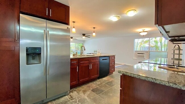 Photo - 1272 Kina St