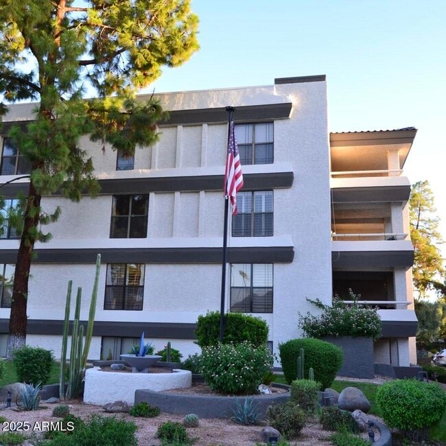 Building Photo - 5102 N 31st Pl Unit 412