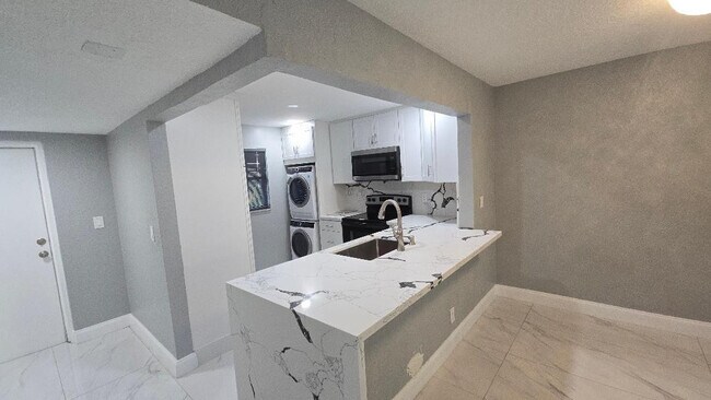 Photo - 3000 Riverside Dr Unidad 111