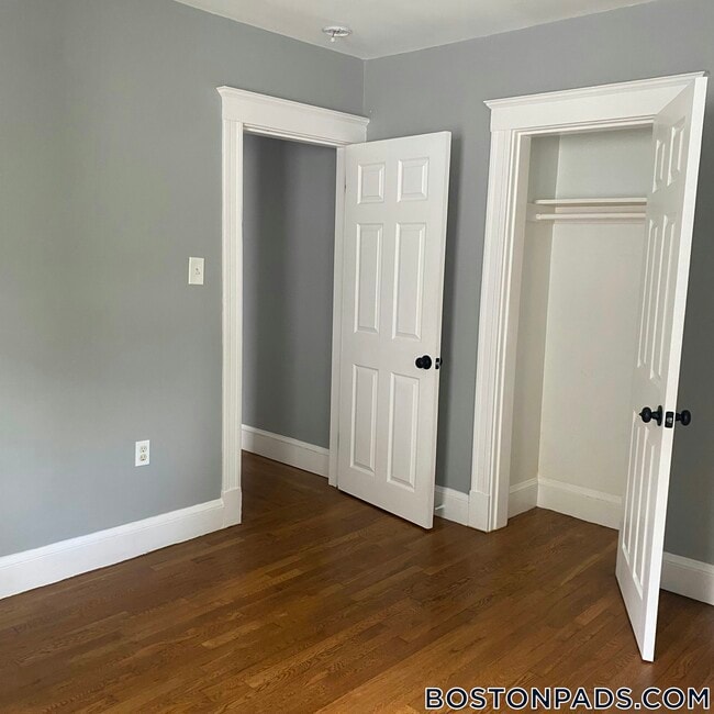 Building Photo - 243 W Selden St Rental