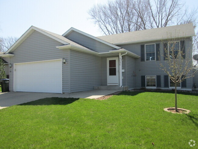 Building Photo - Beautiful 4 Bedroom Available For Rent! Rental
