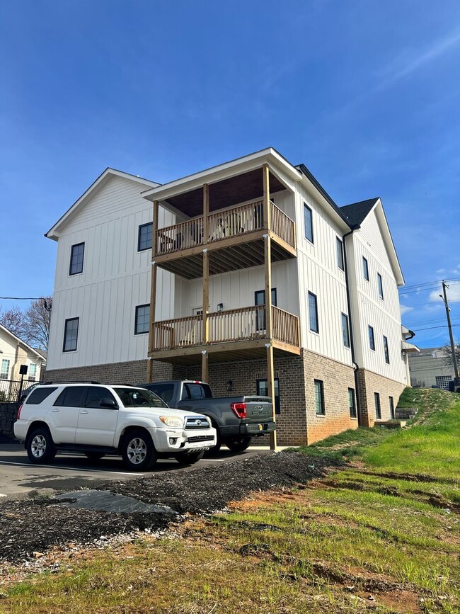 Building Photo - 4BR/4BA Unit #101 in 14 BR Triplex | UTK O... Rental