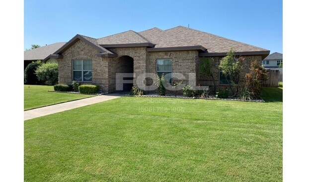 Building Photo - Large 3/2/2 North Lubbock Rental
