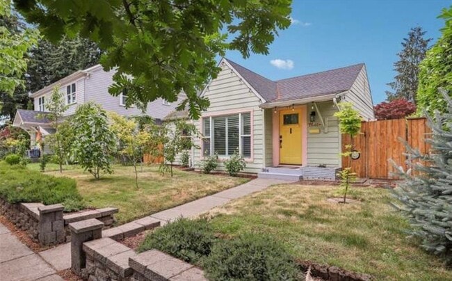304 W 32nd St