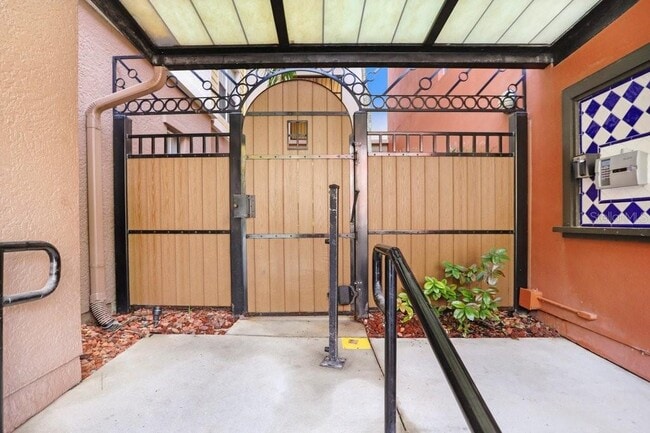 2440 W Horatio St Unit 1012