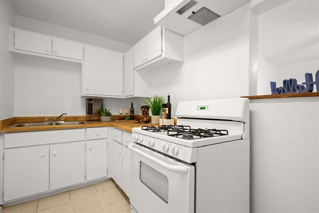 Photo - 300 Provines Dr