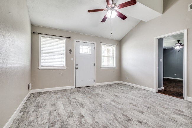 Photo - 908 Redberry Hill St