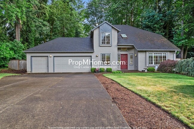 Spacious Four Bedroom Oasis in Lake Grove! - Spacious Four Bedroom Oasis in Lake Grove! House