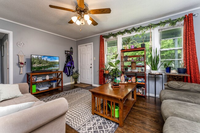Photo - AVAILABLE NOW at a Good Price. 3 Bed 1 Bath FOR LEASE in Columbia. $1200 Rent.