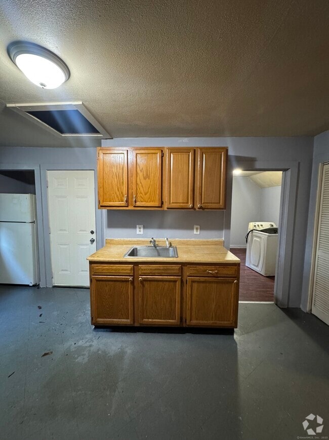 Building Photo - 421 Blatchley Ave Unit 3 Rental