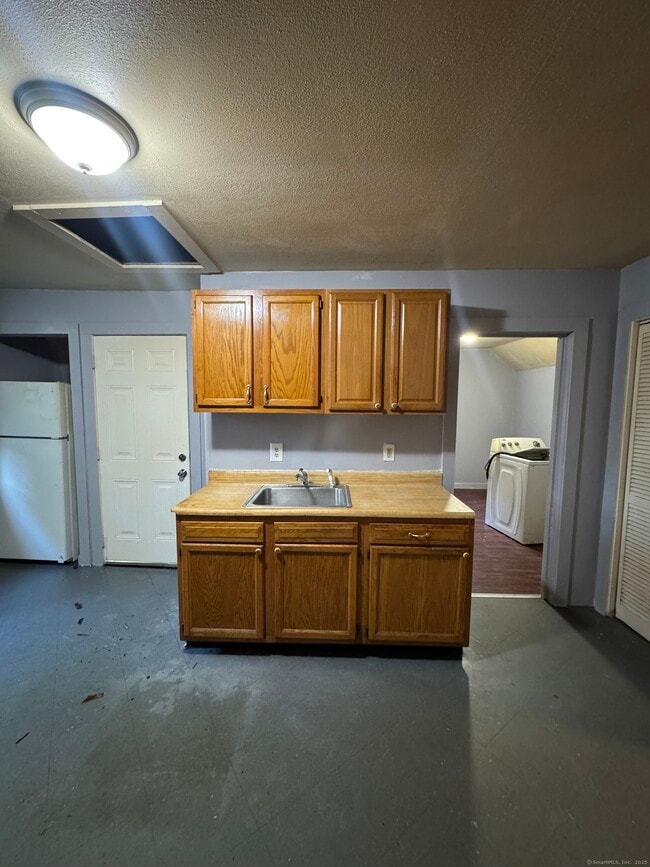 Building Photo - 421 Blatchley Ave Unit 3 Rental