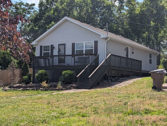 Building Photo - Sylvan Park Stunner