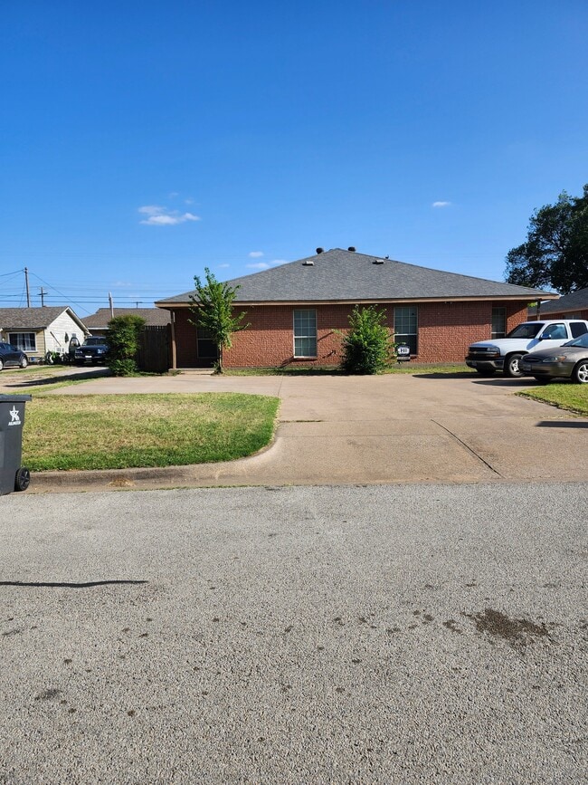 Building Photo - 906 Austin St