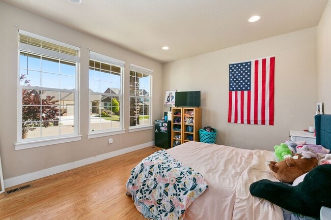 Photo - 4 Bedroom, 4 bathroom, Plus office and Loft!