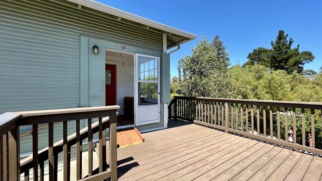 Photo - Charming Railroad District 2-Bedroom with Large Deck and 1-Car Garage Unidad 1705 Santa Rosa St.