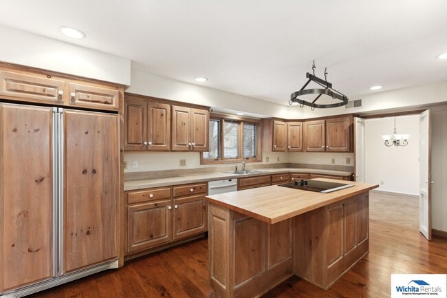 Photo - Beautiful 2,961 Sqft home in a Great Neighborhood!!