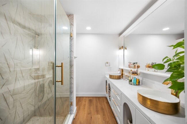 Building Photo - 14 Greenway Plz Unit 23P